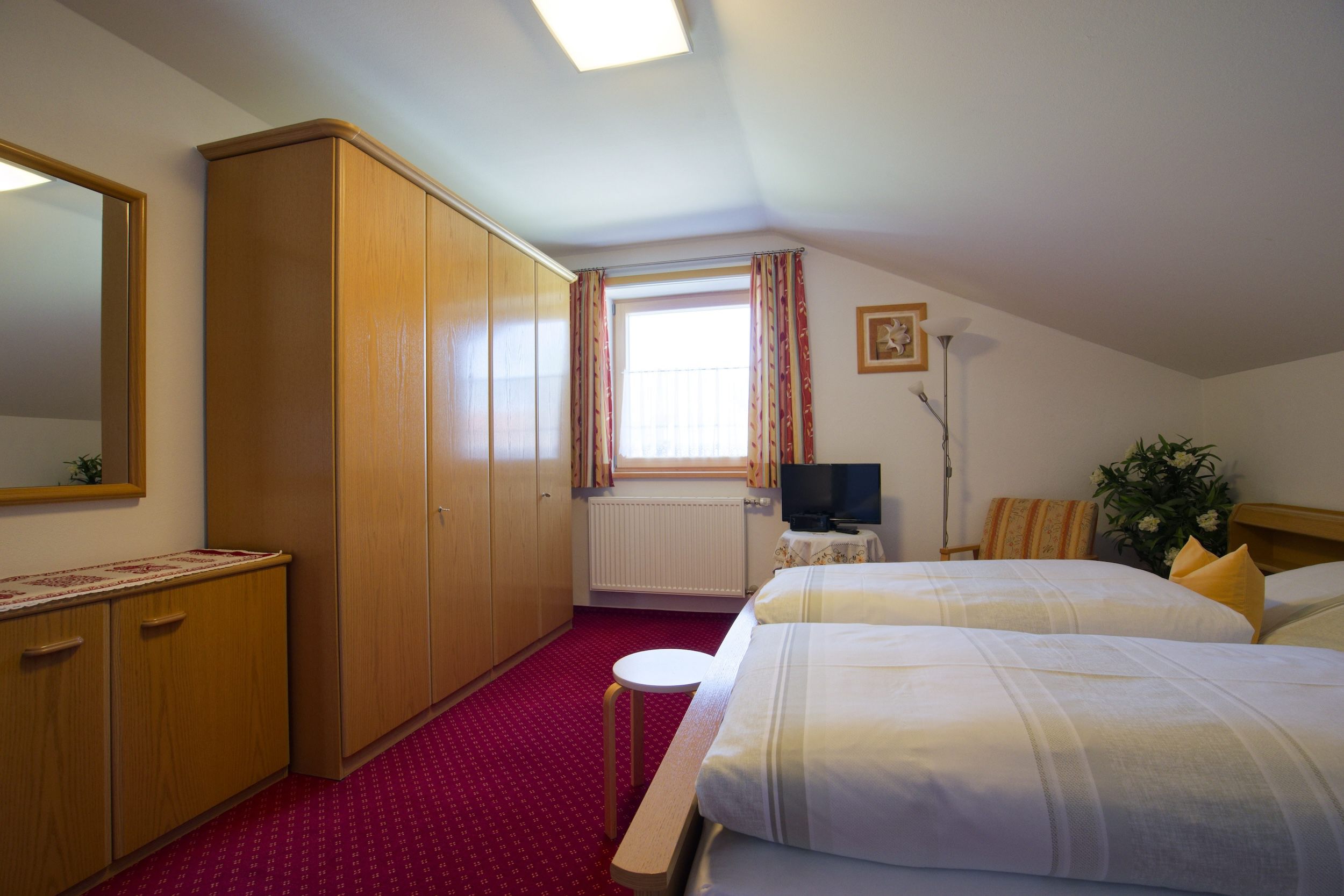 Haus am Kurpark - Ferienwohnung "Alpenblick" Schlafzimmer-Schrank