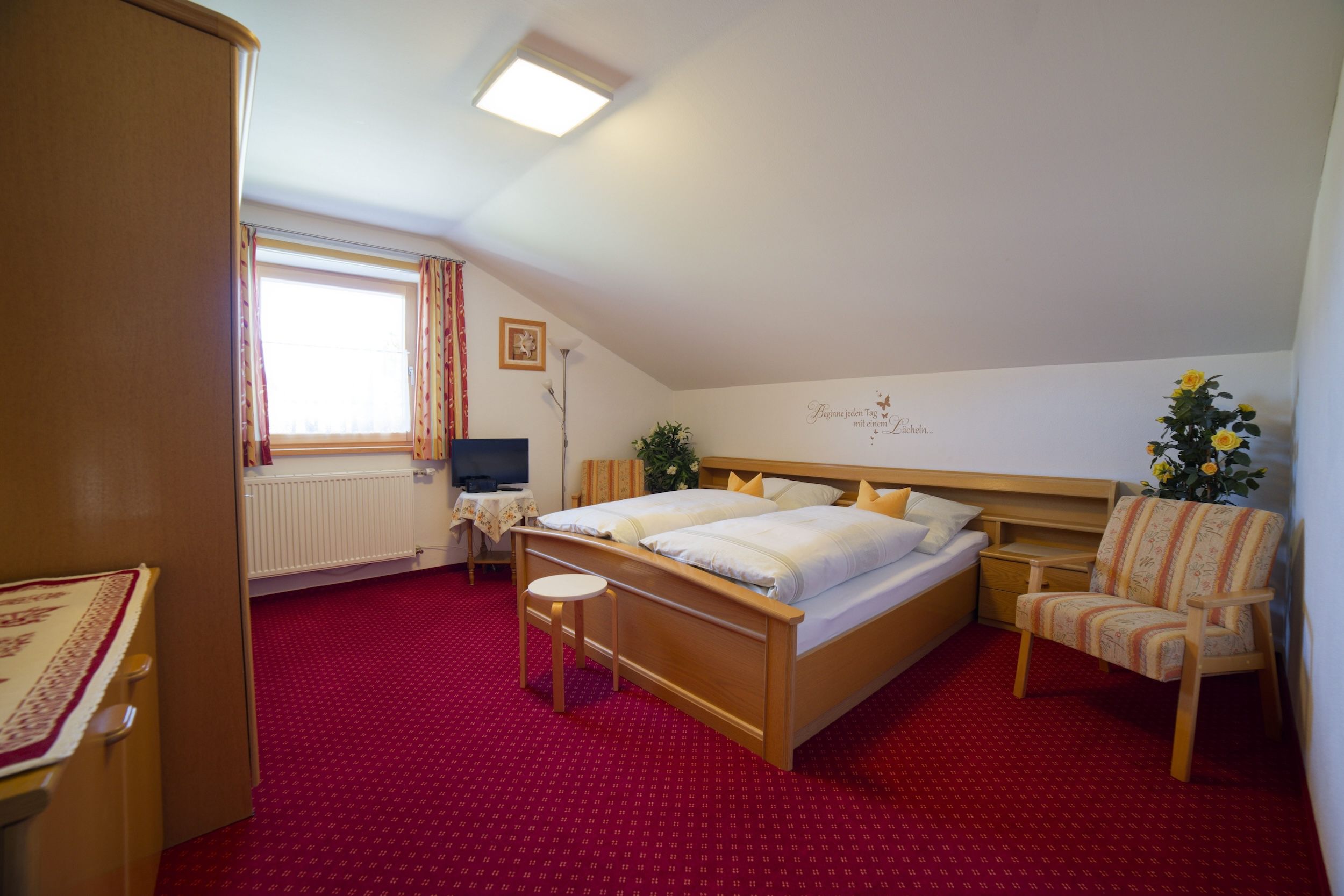 Haus am Kurpark - Ferienwohnung "Alpenblick" Schlafzimmer/Doppelbett